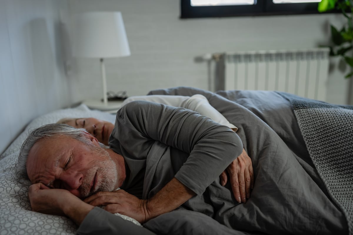 BSS-couple-dort-lit-sommeil-ronfler