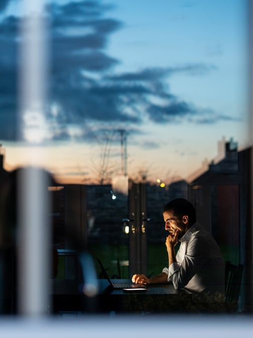 BSS-homme-sombre-ordinateur-depistage-3X4