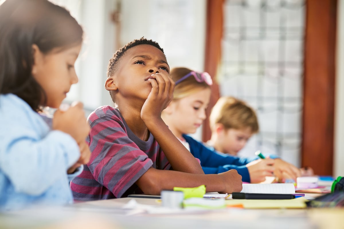 Enfant distrait à lécole