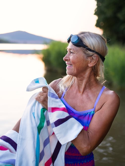 Natation, femme dans un lac 3x4