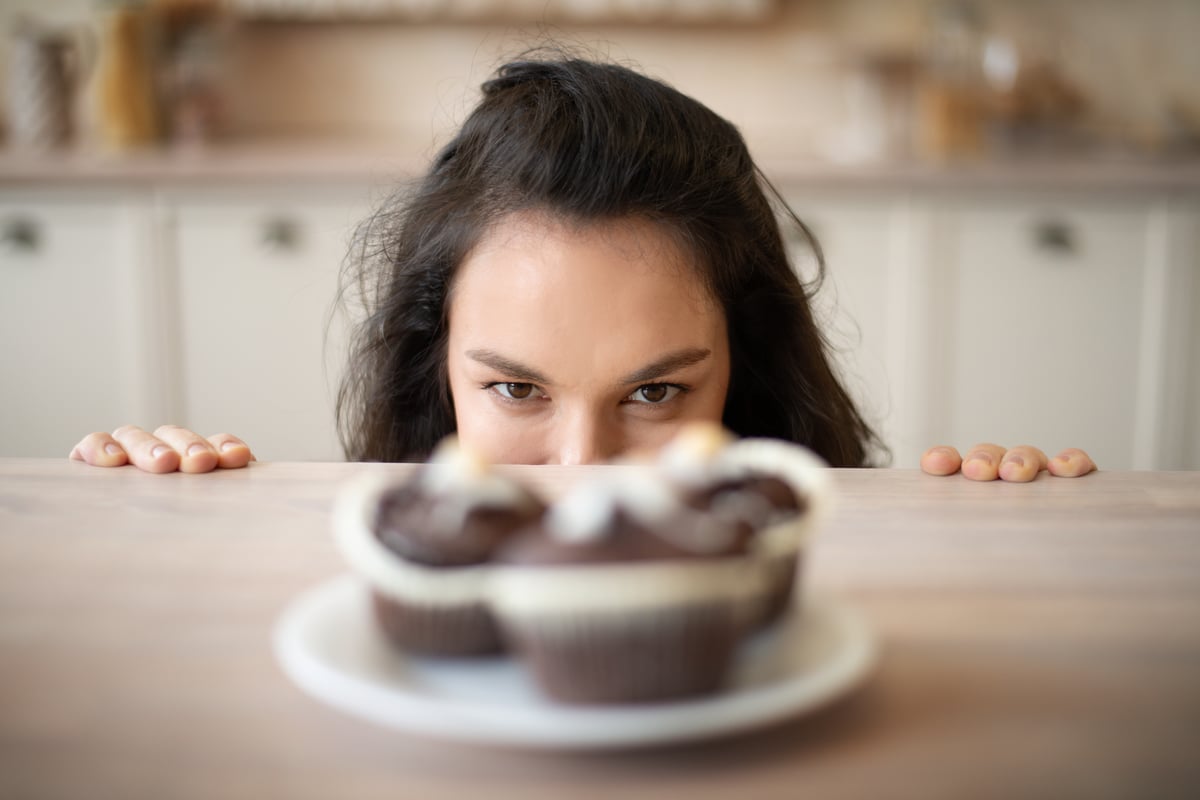 femme-regarde-cupcakes