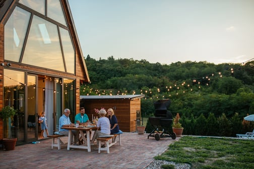 iStock-Souper de famille sur terrasse