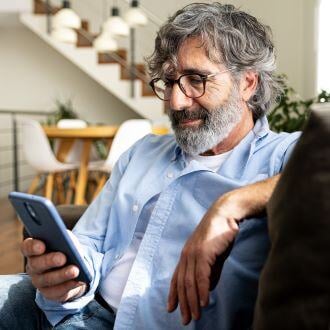 men with phone (330x330)